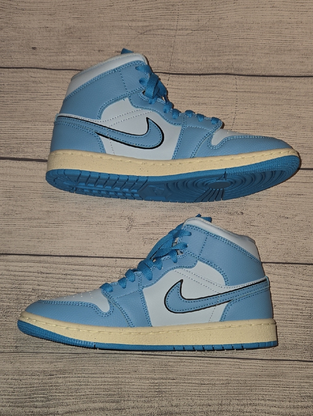 Air Jordan Women's 1 Mid SE Sneakers Ice Blue Size 8.5 - Picture 3 of 8